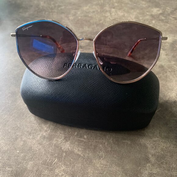 NIB- Women's Salvatore FERRAGAMO Stylized Aviator w/ Gradient Lens - Picture 4 of 15